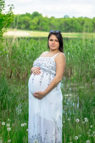 Kobieta Ciąży Białej Sukni Pobliżu Stawu — Zdjęcie stockowe