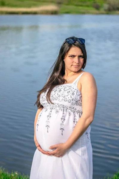 Kobieta Ciąży Jest Stojący Nad Jeziorem Białej Sukni — Zdjęcie stockowe