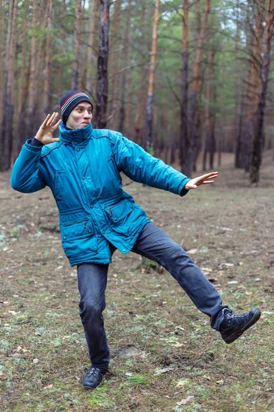 Landsbygdens Kille Poserar Tallskog Höstens Tid — Stockfoto