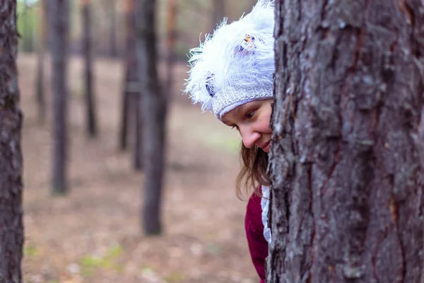 Sonbahar ormandaki şirin kırsal kadın.