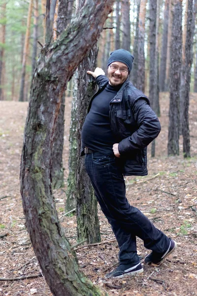Portrét Tlustý Mladík Borovém Lese — Stock fotografie