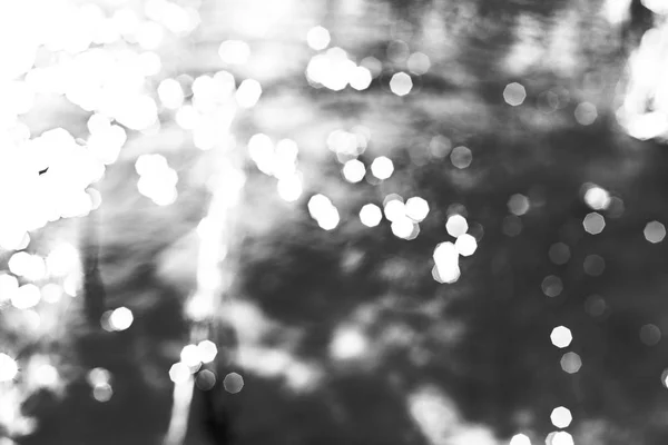 Blur Bokeh Fondo Agua Con Manchas Luz Solar Monocromo Foto —  Fotos de Stock