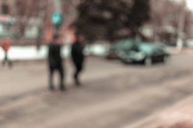 Arka arka plan bulanık bir yaya geçidi insanlar ve arabalar