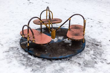 Kış zamanında eski boş çocuk oyun alanı.