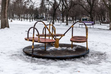 Kış zamanında eski boş çocuk oyun alanı.