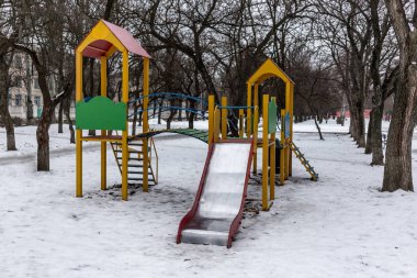 Kış zamanında eski boş çocuk oyun alanı.