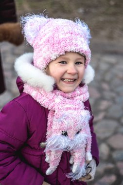 Kışın köyde mutlu küçük kız.