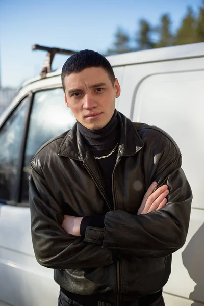 Young Guy Criminal Appearance Black Leather Jacket Stands Old White — Stock Photo, Image