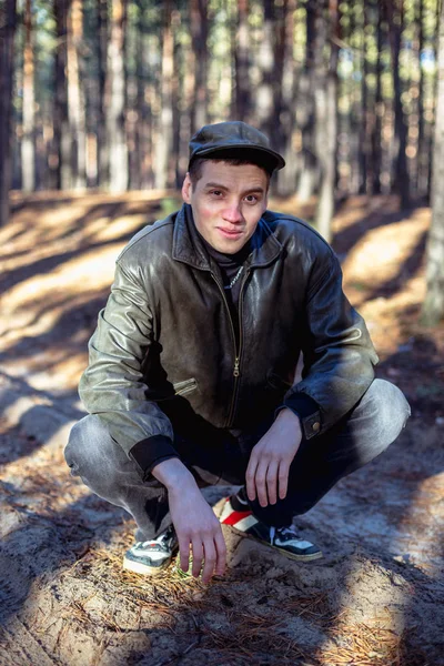 Gars Vêtu Une Veste Une Casquette Cuir Est Assis Sur — Photo