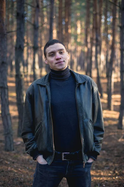 Egy Fiatal Férfi Bűnügyi Megjelenés Fekete Bőr Kabát Őszi Erdő — Stock Fotó