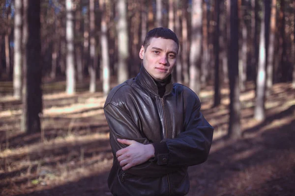 Genç Bir Adam Bir Siyah Deri Ceketli Bir Sonbahar Ormanında — Stok fotoğraf