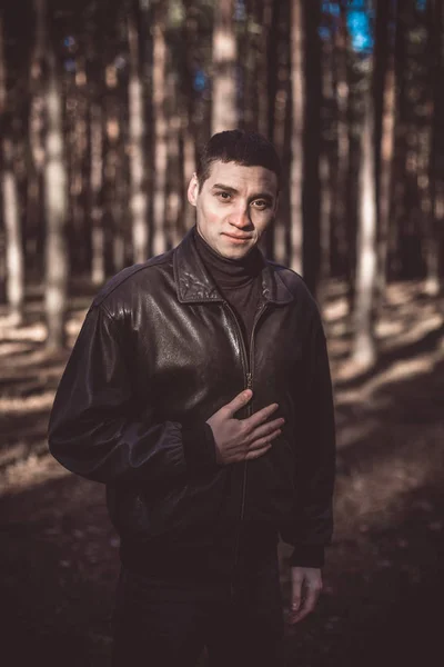 Młody Człowiek Karnego Wygląd Czarną Skórzaną Kurtkę Pozowanie Lesie Jesienią — Zdjęcie stockowe