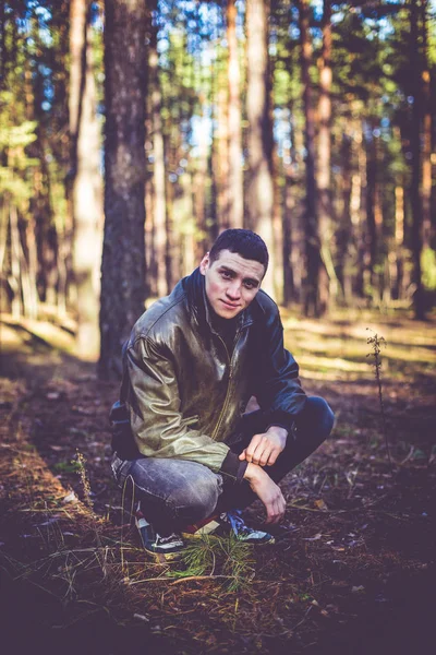 Genç Bir Adam Bir Siyah Deri Ceketli Bir Sonbahar Ormanında — Stok fotoğraf