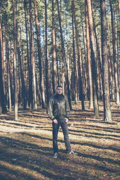 Jovem Aparência Criminosa Uma Jaqueta Couro Preto Posando Uma Floresta — Fotografia de Stock