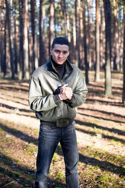 Egy Fiatal Férfi Bűnügyi Megjelenés Fekete Bőr Kabát Őszi Erdő — Stock Fotó