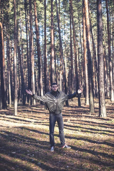 Jovem Aparência Criminosa Uma Jaqueta Couro Preto Posando Uma Floresta — Fotografia de Stock