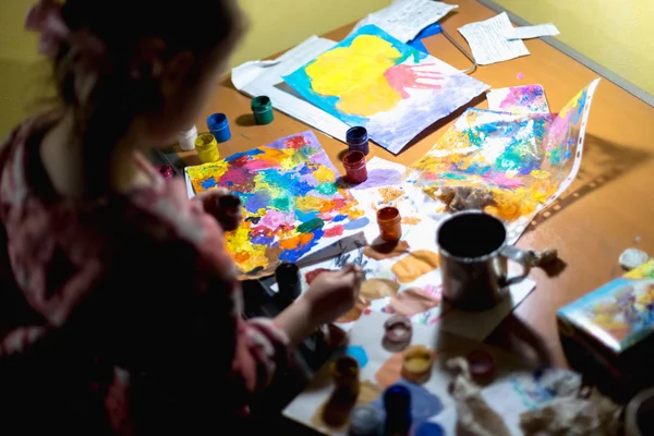 Petite Fille Mignonne Peinture Avec Pinceau Peintures Colorées Intérieur Maison — Photo
