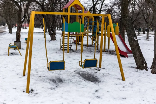 冬時間の古い空の子供遊び場 — ストック写真