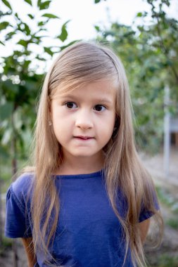 Kırsal kesimde açık bir diş olmadan genç kız.