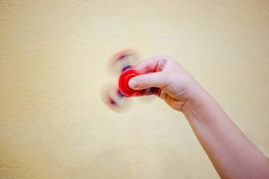 Çocuk elinde Spinner kıpır.