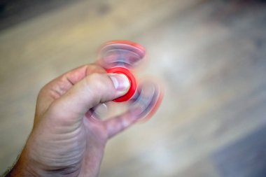 Spinner adam elinde kıpır.