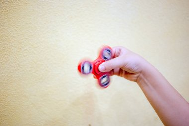 Çocuk elinde Spinner kıpır.