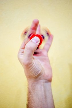 Spinner adam elinde kıpır.