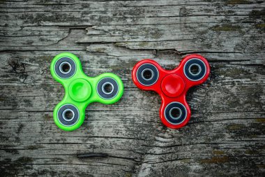 Yeşil ve kırmızı spinners ahşap arka plan üzerinde
