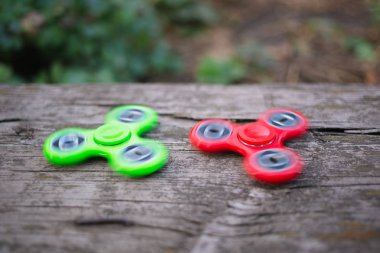 Yeşil ve kırmızı spinners ahşap arka plan üzerinde