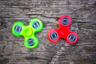 Yeşil ve kırmızı spinners ahşap arka plan üzerinde