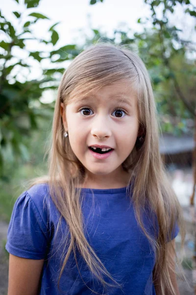 Kırsal kesimde açık bir diş olmadan genç kız.