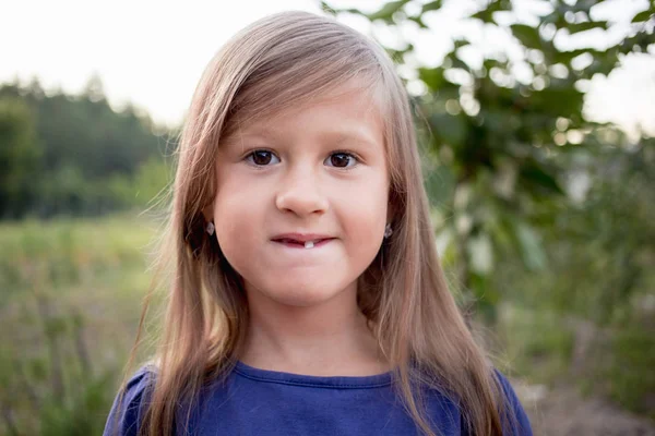 Νεαρό Κορίτσι Χωρίς Ένα Μπροστινό Δόντι Στην Ύπαιθρο — Φωτογραφία Αρχείου