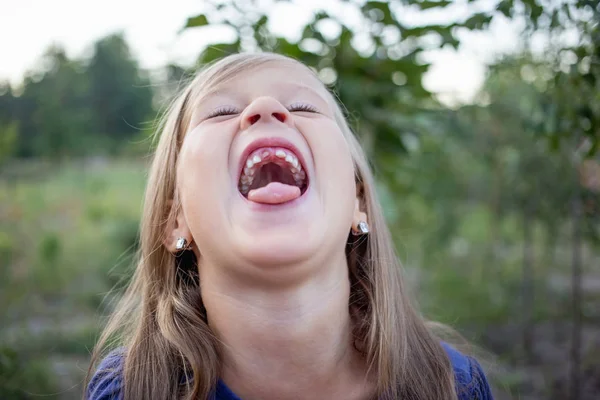 Маленькая Девочка Переднего Зуба Деревне — стоковое фото
