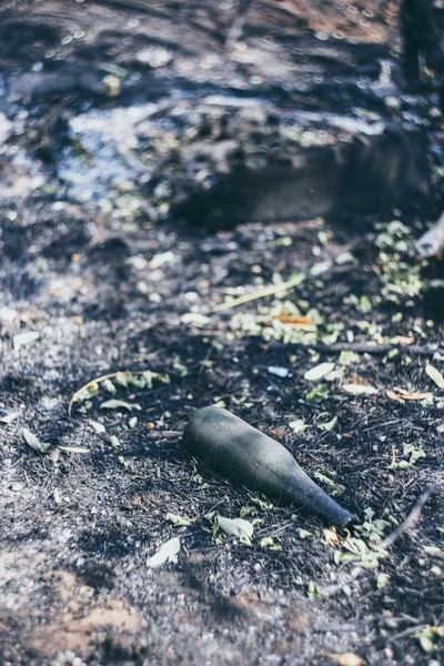 Una Bottiglia Birra Vetro Trova Sul Terreno Bruciato — Foto Stock