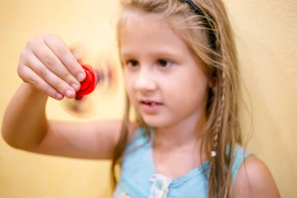 Niña Jugando Con Juguete Rojo Fidget Spinner Para Aliviar Estrés —  Fotos de Stock