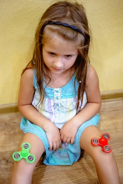 Little Girl Playing Green Red Fidget Spinners Relieve Stress Home — Stock Photo, Image