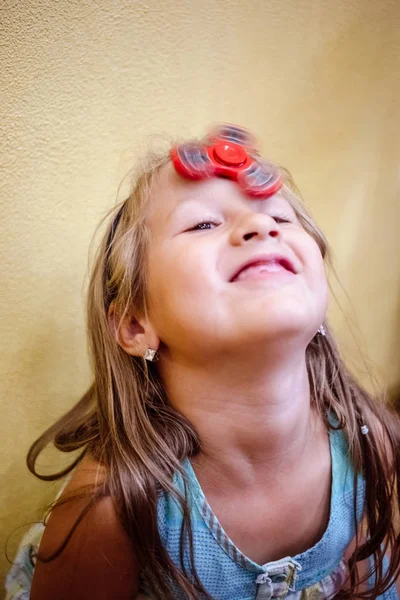 Niña Jugando Con Juguete Rojo Fidget Spinner Para Aliviar Estrés —  Fotos de Stock