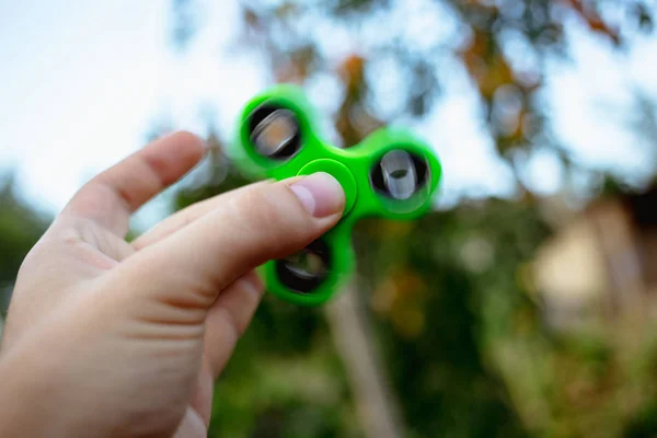 Acercamiento Mano Hombre Con Verde Fidget Spinner — Foto de Stock