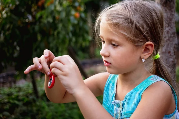 Little Girl Countryside Holds Spinner Her Hand — Stock Photo, Image