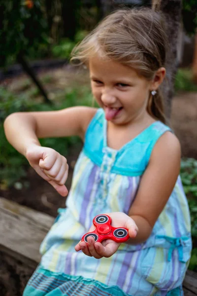 Pequeña Linda Chica Rural Realmente Gusta Fidget Spinner —  Fotos de Stock