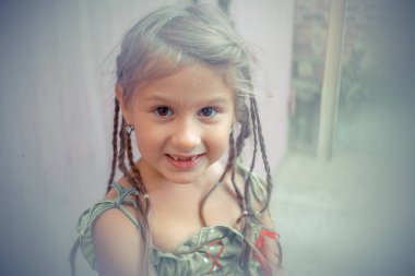 Yaz aylarında sevimli küçük kız portresi.