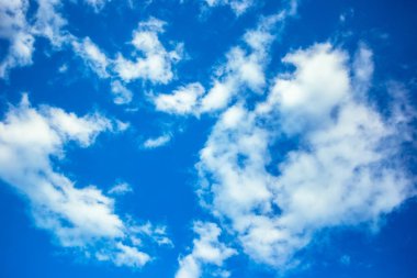 Beyaz bulutlu mavi gökyüzü.