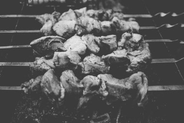 Metal şişleri (ızgara) yemek ızgara kebap. Dumanlı Barbekü, kavrulmuş et pişirilir. Barbekü taze domuz eti et chop dilimleri kadar kapatın. Geleneksel Doğu çanak, şiş kebap. Panjur kömür ve alev, piknik, sokak gıda. Tek renkli, stil, klasik 