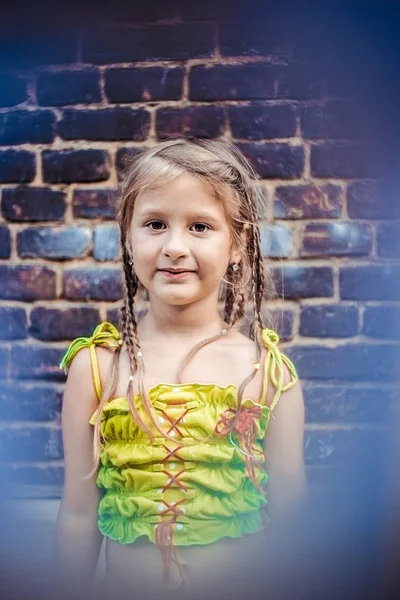 Retrato Uma Menina Perto Uma Parede Tijolo — Fotografia de Stock