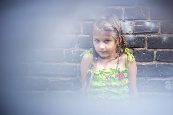 Portret Van Een Klein Meisje Buurt Van Een Muur — Stockfoto