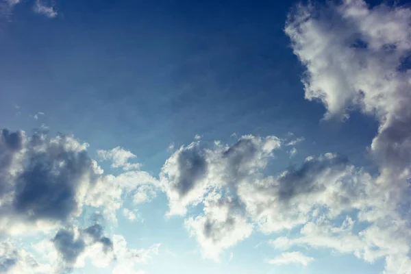 白い雲の背景を持つ青空 — ストック写真