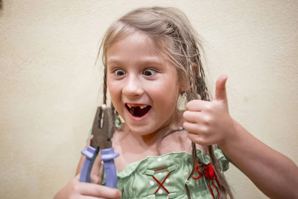 Uma Menina Alicate Com Dente Leite Arrancar Dentes Casa — Fotografia de Stock