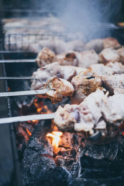 구운된 불고기는 연기와 신선한 슬라이스를 닫습니다 전통적인 케밥입니다 피크닉 길거리 — 스톡 사진