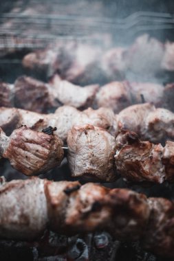 Metal şişleri (ızgara) yemek ızgara kebap. Dumanlı Barbekü, kavrulmuş et pişirilir. Barbekü taze domuz eti et chop dilimleri kadar kapatın. Geleneksel Doğu çanak, şiş kebap. Panjur kömür ve alev, piknik, sokak gıda. Tonda, stil, klasik fotoğraf