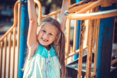 sevimli küçük kız oyun.